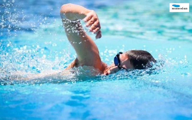 5 bài tập bơi cho mọi cấp độ: Từ người mới đến vận động viên Bơi với phao kẹp tăng cường phần thân trên và kỹ thuật