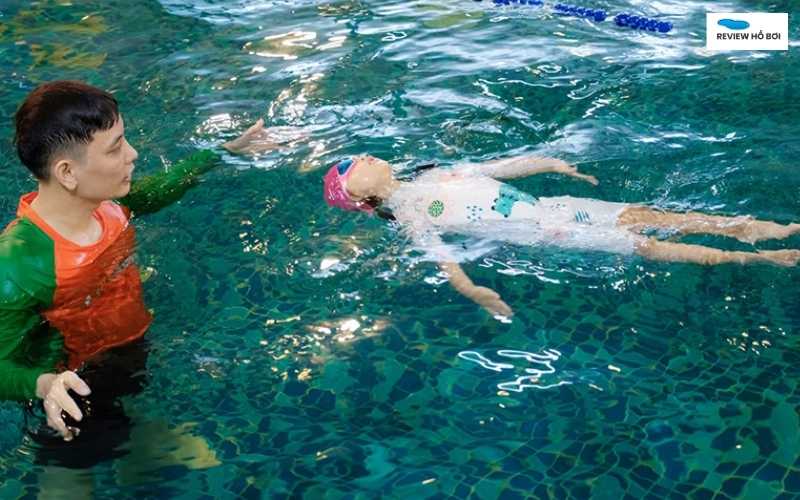 Cách học bơi nhanh nhất cho người mới bắt đầu: Tự tin sau 7 ngày Bài tập học nổi trên nước rất quan trọng, có thể quyết định khả năng bơi của bạn