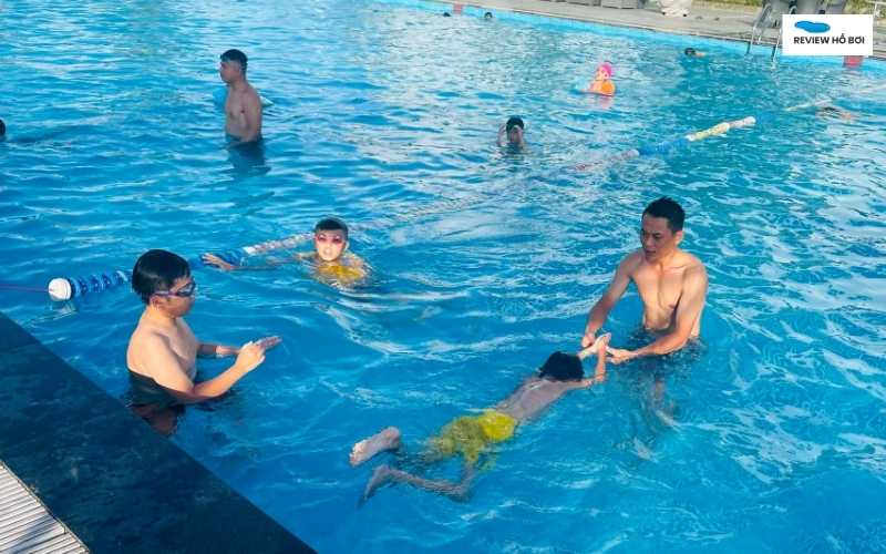 Cách học bơi nhanh nhất cho người mới bắt đầu: Tự tin sau 7 ngày Hãy vận động thật kỹ trước khi bơi để các cơ vận động đủ và dẻo dai