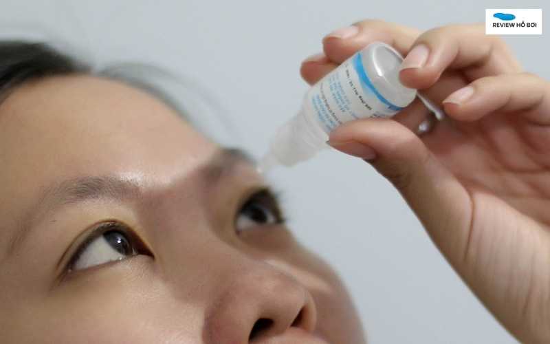 Đau mắt đỏ khi đi bơi: Nguyên nhân và cách xử lý hiệu quả Vệ sinh mắt bằng nước muối sinh lý để giảm dị ứng thành phần trong nước