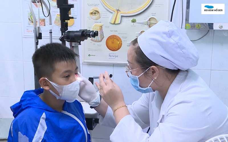 Đau mắt đỏ khi đi bơi: Nguyên nhân và cách xử lý hiệu quả Nên gặp bác sĩ để được thăm khám nếu đau mắt đỏ khi đi bơi kéo dài