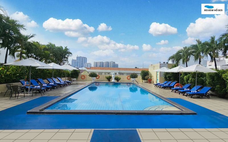 Top 8 hồ bơi Quận 3 đẹp nhất giúp bạn giải nhiệt ngày hè Hồ bơi khách sạn Ramana Sài Gòn – Không gian hồ bơi Quận 3 rộng rãi, tiện nghi