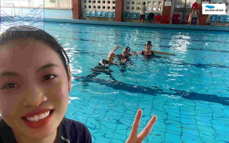 Review Hồ bơi Tản Đà mới nhất - Giá vé, giờ mở cửa, SĐT Nhân viên hồ bơi Tản Đà nhiệt tình, chu đáo, luôn sẵn sàng hỗ trợ bạn mọi lúc
