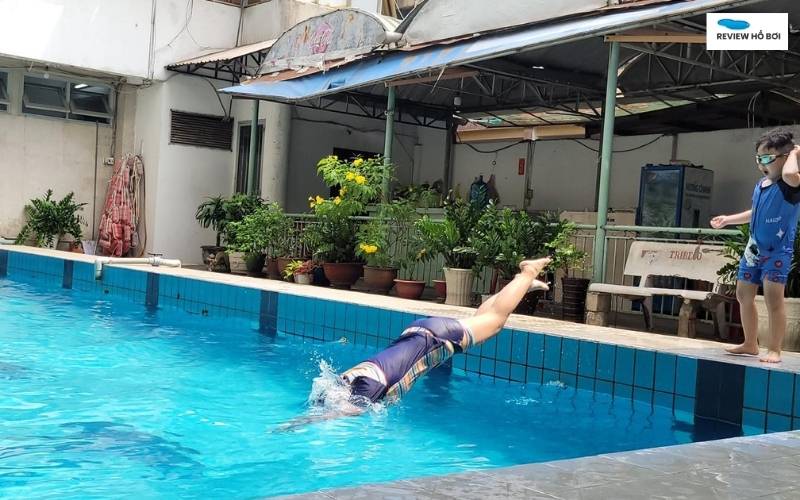 Review Hồ bơi Tản Đà mới nhất - Giá vé, giờ mở cửa, SĐT Tiện nghi đầy đủ với bồn cầu, vòi sen, gương và các vật dụng cần thiết