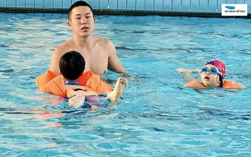 Review Hồ bơi Tản Đà mới nhất - Giá vé, giờ mở cửa, SĐT Đội cứu hộ chuyên nghiệp túc trực liên tục, đảm bảo phản ứng nhanh khi có sự cố