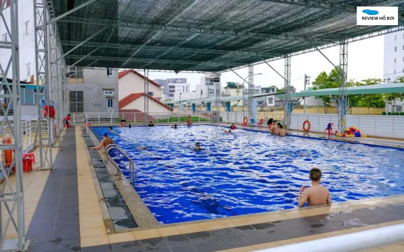 Hồ bơi tại Đại học Ngân Hàng