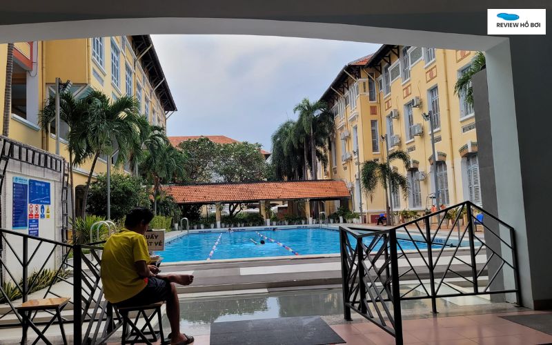 Review hồ bơi trường Nguyễn Thị Minh Khai: Giá vé, giờ mở cửa nhân viên tại hồ bơi trường Nguyễn Thị Minh Khai đang canh trực