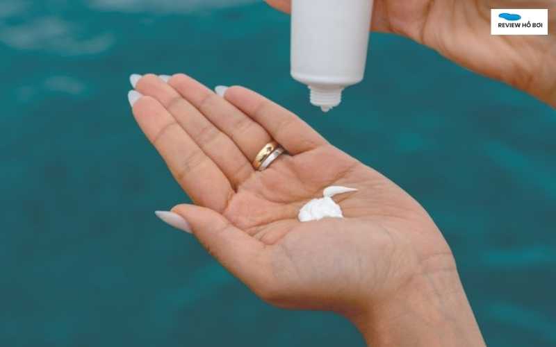 Nước hồ bơi có làm đen da không? Sự thật cần biết khi bơi Sử dụng kem chống nắng chống nước để bảo vệ da khi đi bơi