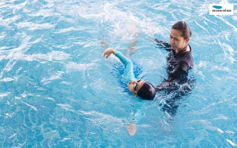 Tác hại của bơi lội đối với sức khỏe và cách bơi an toàn Người động kinh nên bơi cùng với người giám sát
