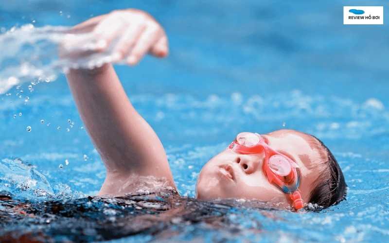 Tự học bơi có được không? Giải đáp cho người mới bắt đầu Tự học bơi có thể mang nhiều lợi ích nhưng cần cân nhắc thật kỹ