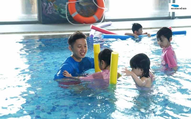 Tự học bơi có được không? Giải đáp cho người mới bắt đầu Tập bơi cùng huấn luyện viên có thể đảm bảo bạn an toàn tối ưu