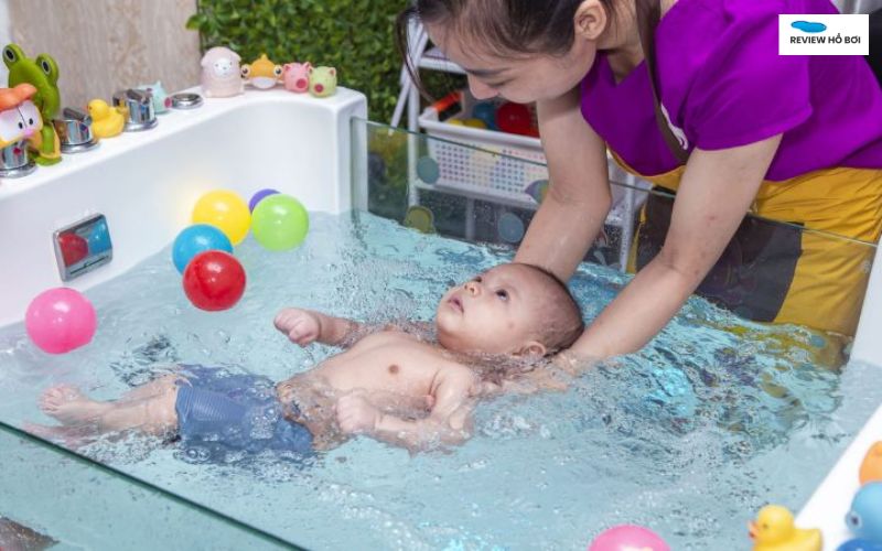 Bơi thủy liệu là gì? Có nên cho bé tham gia từ sớm không? Bơi thủy liệu giúp tăng cường sức khỏe và phát triển thể chất cho trẻ