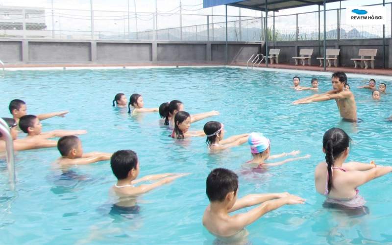 Bơi tự cứu là gì? Kỹ năng sinh tồn cần biết khi xuống nước Những câu hỏi thường gặp khi học kỹ năng bơi tự cứu