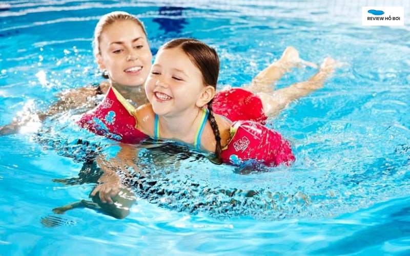 Bơi tự cứu là gì? Kỹ năng sinh tồn cần biết khi xuống nước Rèn kỹ năng nổi ngửa và thở đều cho trẻ