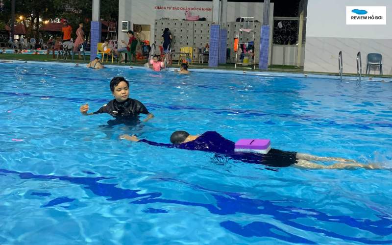 Bơi tự cứu là gì? Kỹ năng sinh tồn cần biết khi xuống nước Sài Gòn Bơi