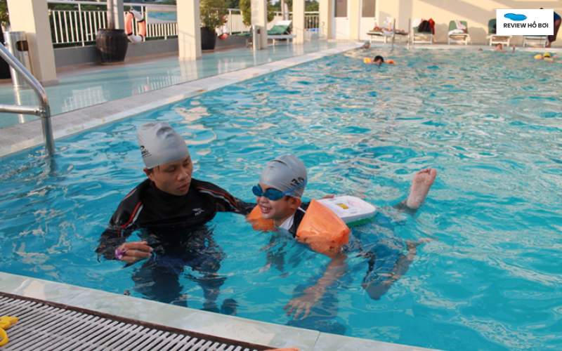 Bơi tự cứu là gì? Kỹ năng sinh tồn cần biết khi xuống nước Trung tâm Sun Swimming