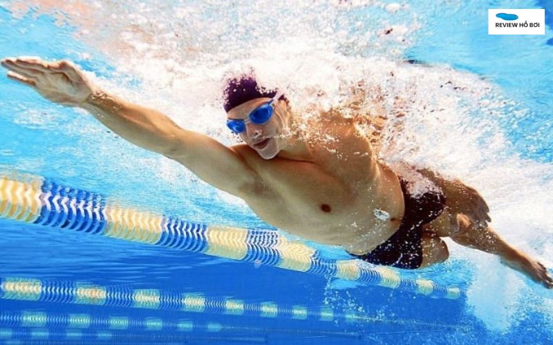 Bơi tự do là gì? Kỹ thuật bơi tự do cơ bản và mẹo cải thiện hiệu quả Sự phổ biển của kỹ thuật bơi tự do trong cuộc sống