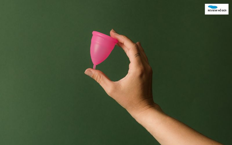 Hướng dẫn cách dùng băng vệ sinh khi đi bơi và giải pháp thay thế Sử dụng cốc nguyệt san