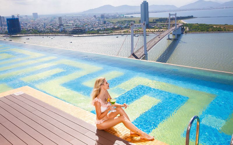 Golden Bay – Hồ bơi dát vàng sang trọng nhất Đà Nẵng