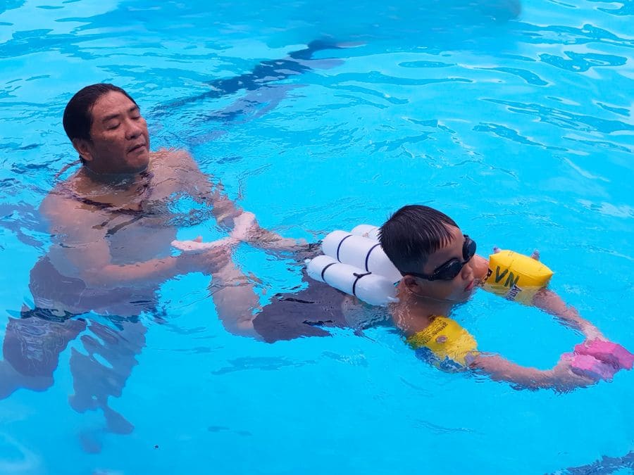 Đánh giá hồ bơi Kỳ Đồng mới nhất: Giá vé, giờ mở cửa, tiện ích Thầy Tấn Quốc đang dạy lớp bơi cho bé tại hồ bơi Kỳ Đồng