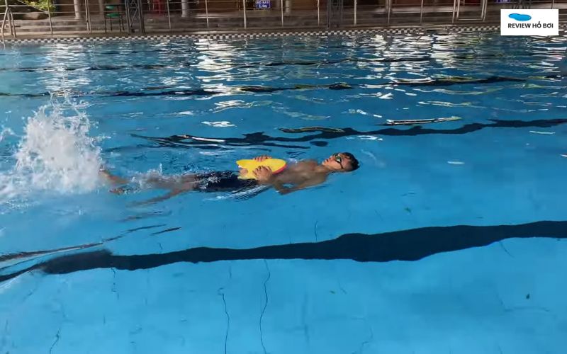 Kỹ Thuật Bơi Ngửa: Hướng Dẫn A-Z Cho Người Mới Bắt Đầu Tập chân dưới nước khi bơi ngửa