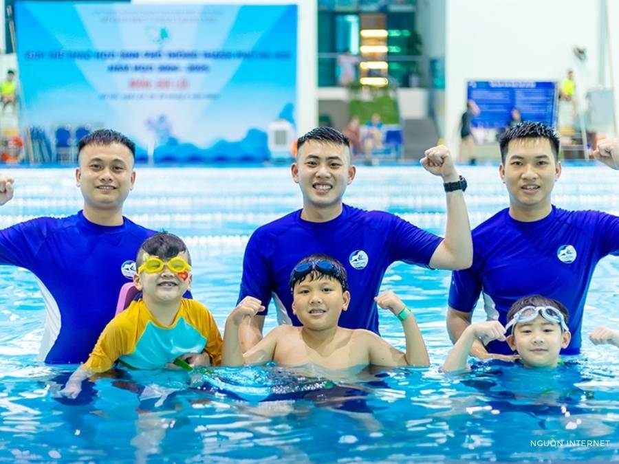 Đánh giá bể bơi 4 Mùa Hoàng Mai mới nhất: Giá vé và giờ mở cửa Lớp học tại bể bơi 4 Mùa Hoàng Mai được dẫn dắt bởi đội ngũ chuyên nghiệp