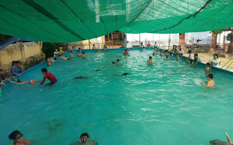Đánh giá bể bơi Bến Bính Hải Phòng mới nhất: Giá vé, giờ mở cửa Cận cảnh làn nước trong xanh tại hồ bơi Bến Bính với ánh sáng phản chiếu tự nhiên