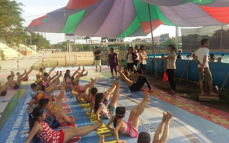 Đánh giá bể bơi Bến Bính Hải Phòng mới nhất: Giá vé, giờ mở cửa Hình ảnh lớp học bơi với học viên đủ độ tuổi tại bể bơi Bến Bính Hải Phòng