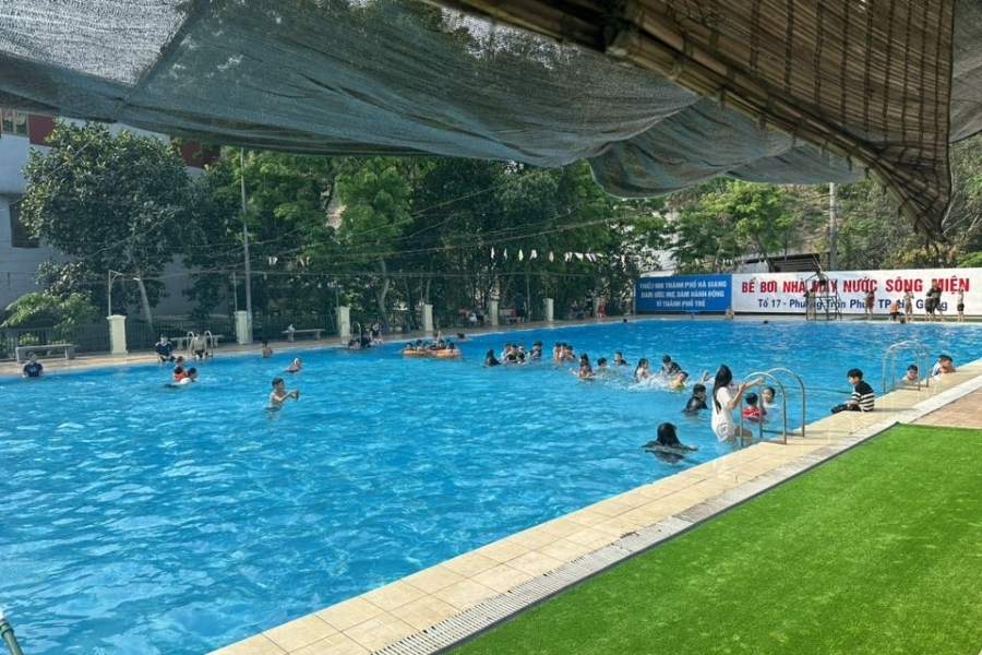 Bể bơi Hà Giang - Gần sông, mát mẻ, cộng đồng