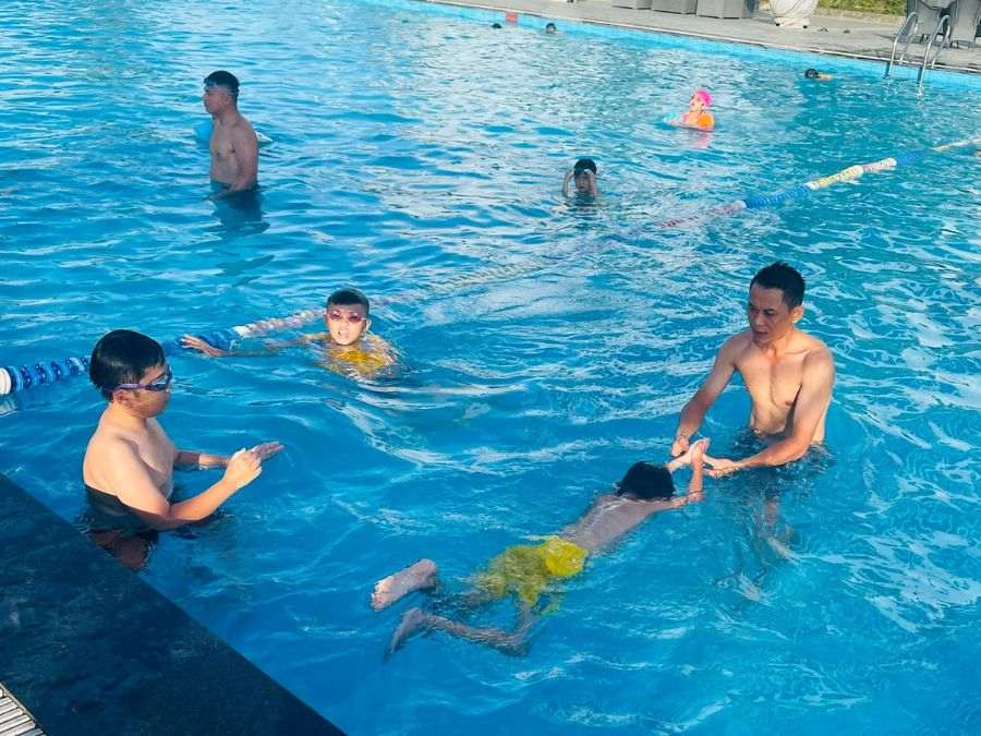 Cách dạy bơi cho trẻ sợ nước đơn giản, hiệu quả, an toàn Cách dạy bơi cho trẻ với 5 bước cơ bản