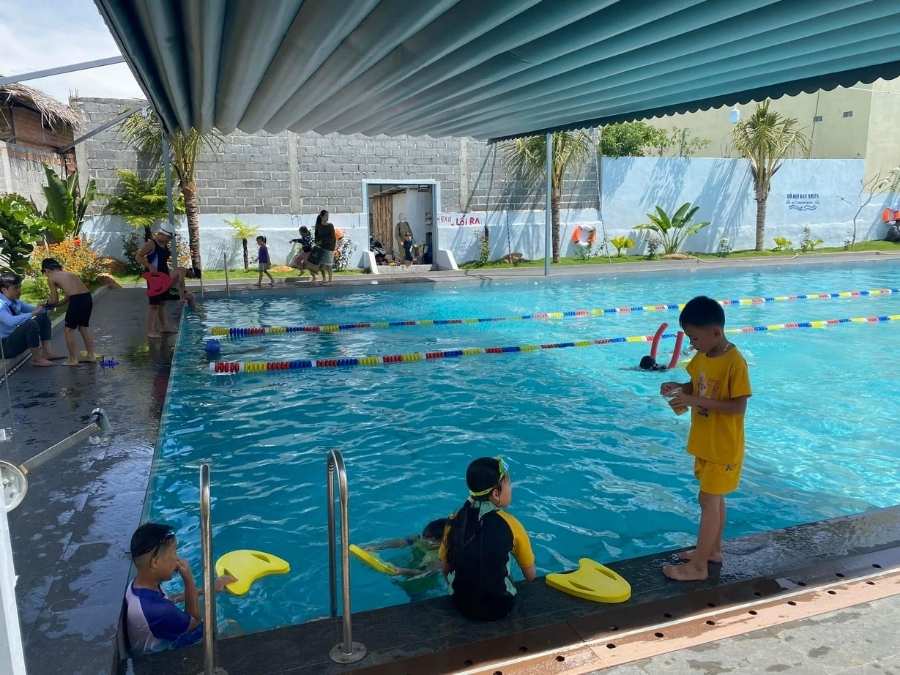 Không gian an toàn và nhộn nhịp tại hồ bơi Bến Cát