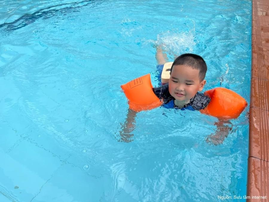 Chất lượng nước hồ bơi Bình Lợi Trung trong và không có mùi clo