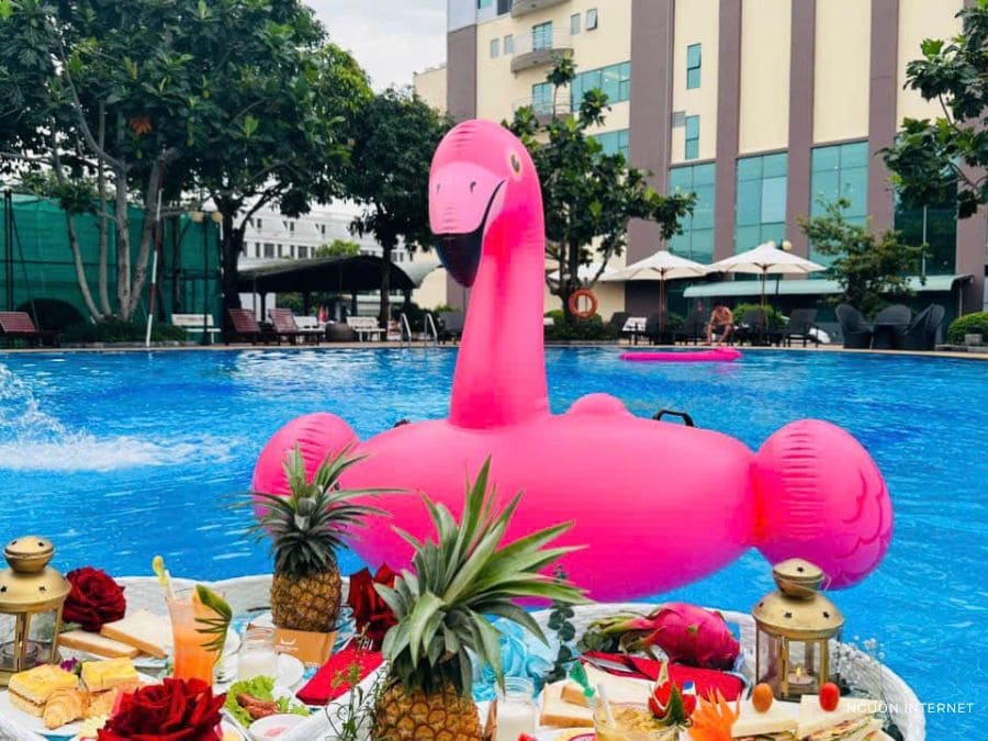 Hồ bơi khách sạn Mường Thanh