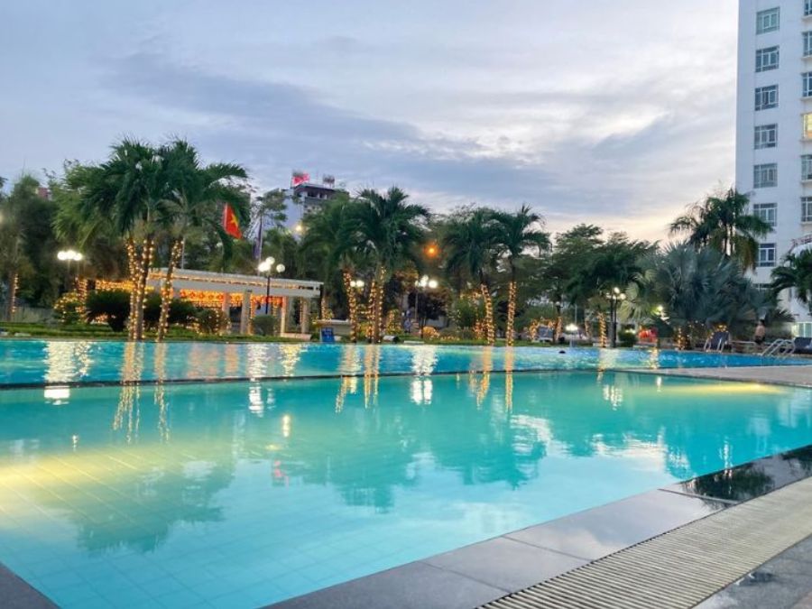 Review hồ bơi chung cư Phú Hoàng Anh: Giá vé, giờ mở cửa Trải nghiệm cao cấp tại hồ bơi chung cư Phú Hoàng Anh (Nguồn: Tổng hợp Internet)