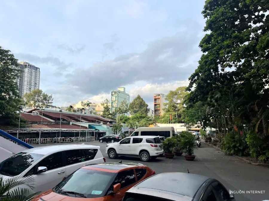 Hồ bơi Phú Thọ được trang bị khu vực gửi xe rộng và thoải mái