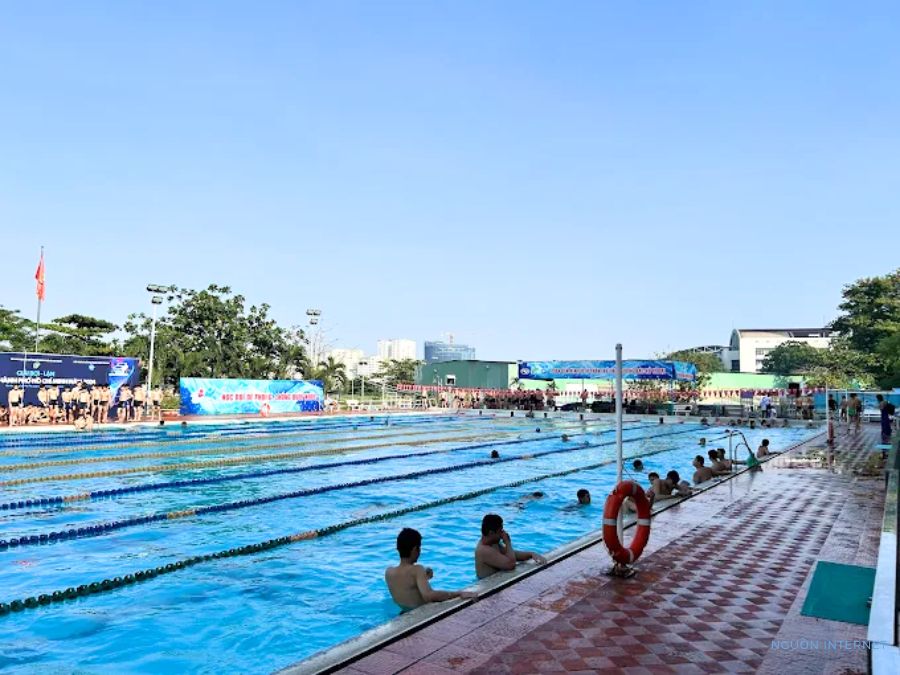 Hồ bơi Phú Thọ hoạt động xuyên suốt cả tuần, không có ngày nghỉ.