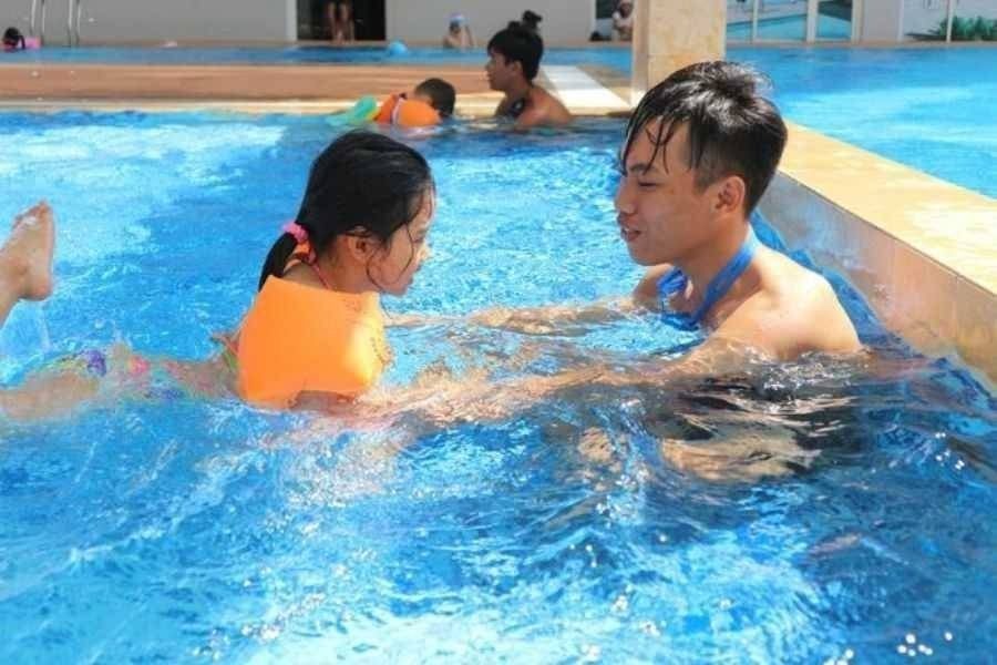 Hình ảnh thực tế buổi học bơi tại hồ bơi Phương Nam