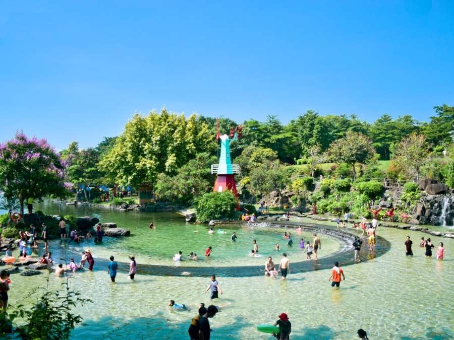 Review hồ bơi Suối Mơ 2025: Giá vé, kinh nghiệm, có gì chơi? Toàn cảnh không gian xanh mát bao quanh hồ bơi Suối Mơ (Nguồn: Tổng hợp Internet)