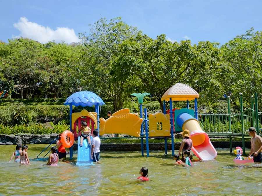Review hồ bơi Suối Mơ 2025: Giá vé, kinh nghiệm, có gì chơi? Nụ cười rạng rỡ của gia đình khi vui chơi ở hồ bơi Suối Mơ