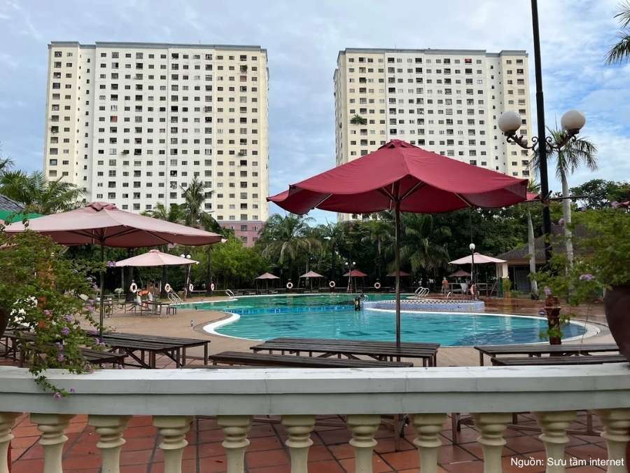 Review hồ bơi Văn Thánh: Giá vé, chất lượng nước và tiện ích Xung quanh hồ bơi có trang bị bàn ghế nghỉ ngơi và dù cho nắng