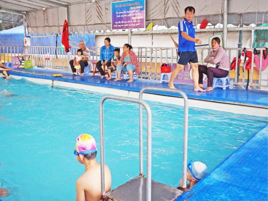 Review hồ bơi giải trí Hải Long: Giá vé, giờ mở cửa, tiện ích Đội ngũ nhân viên tại hồ bơi giải trí Hải Long luôn sẵn sàng