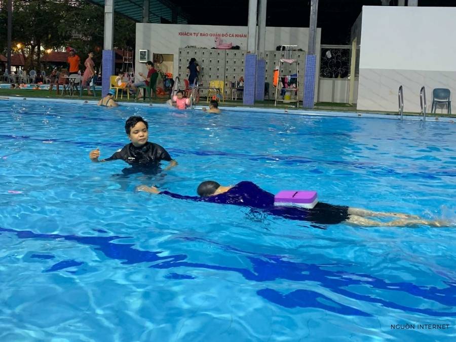 Review hồ bơi Hòa Bình Bình Chánh: Giá vé, giờ mở cửa, lịch bơi Khám phá các khóa học bơi tại hồ bơi Hòa Bình Bình Chánh