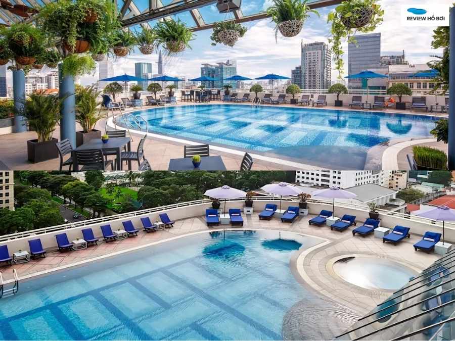 Không gian hiện đại của hồ bơi mở cửa buổi tối HCM tại Sofitel Saigon Plaza