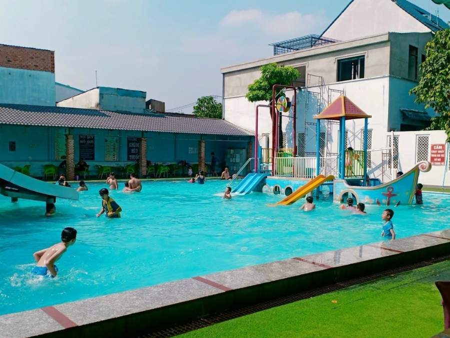 Khách hàng luôn yên tâm vui chơi tại hồ bơi Phú Hiệp