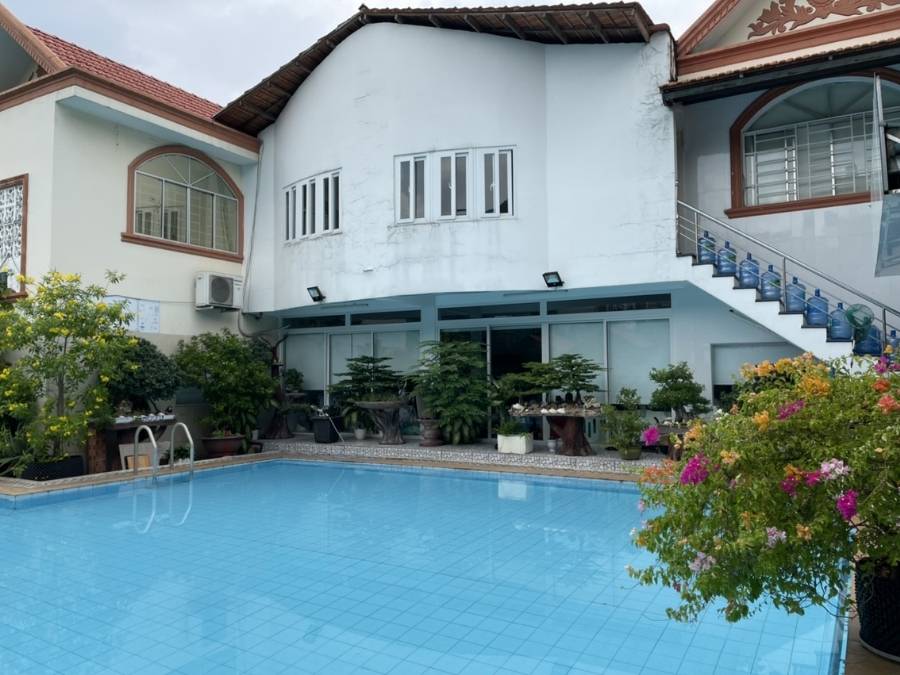 Cảm nhận sự trong lành của làn nước tại hồ bơi Trần Lâm