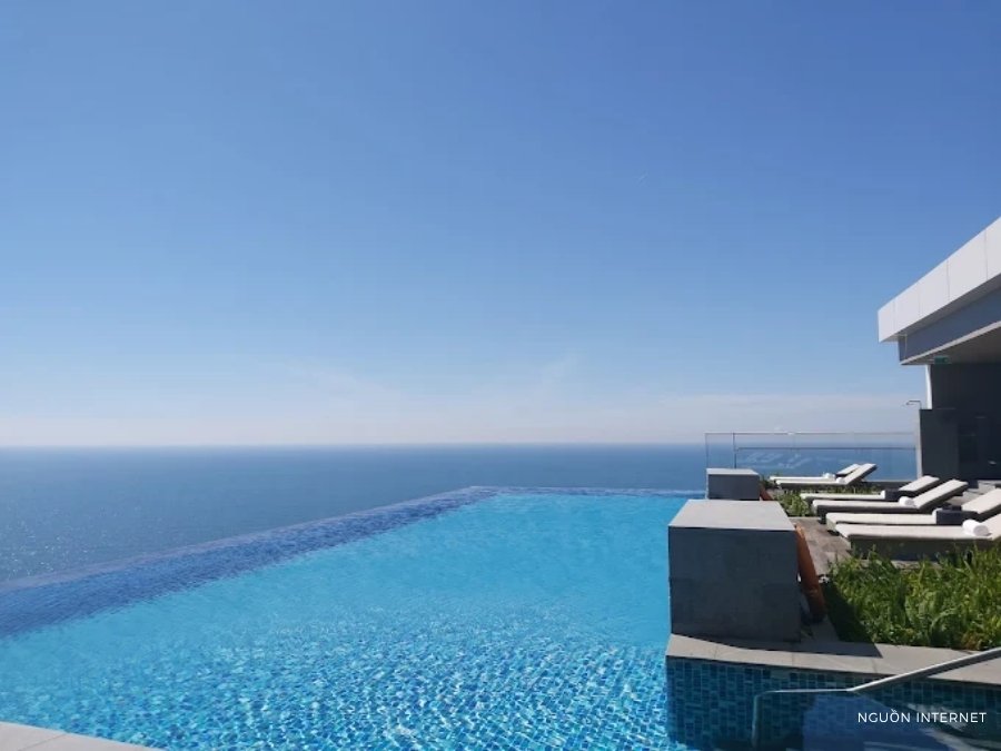 Hồ bơi vô cực tại Hoiana Resort