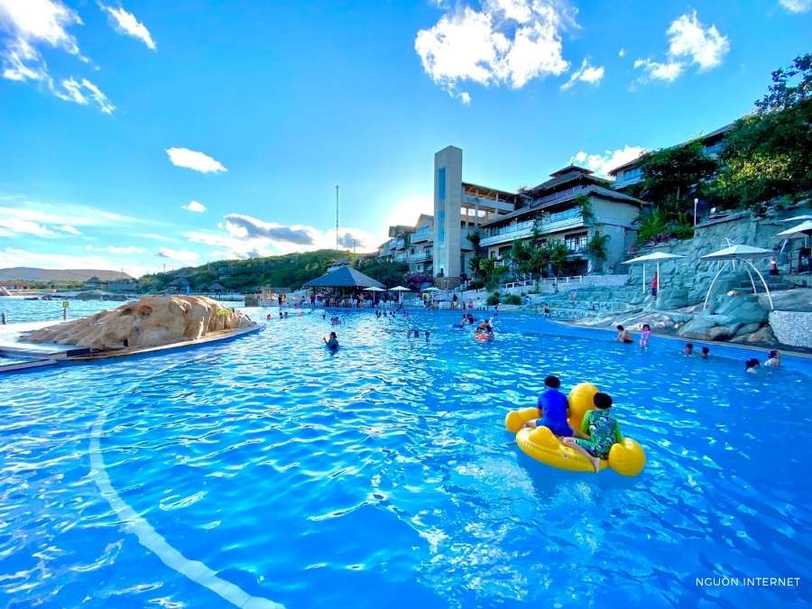 Hồ bơi vô cực Rock Water Bay với nước mặn ấm quanh năm