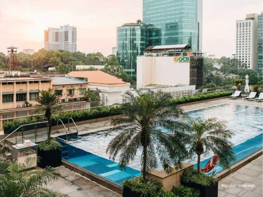 Toàn cảnh hồ bơi khách sạn InterContinental Saigon