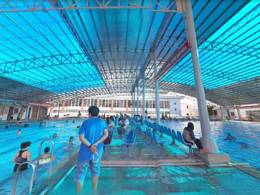 Kiến trúc hồ bơi Mỹ Tho thoáng đãng, có mái che