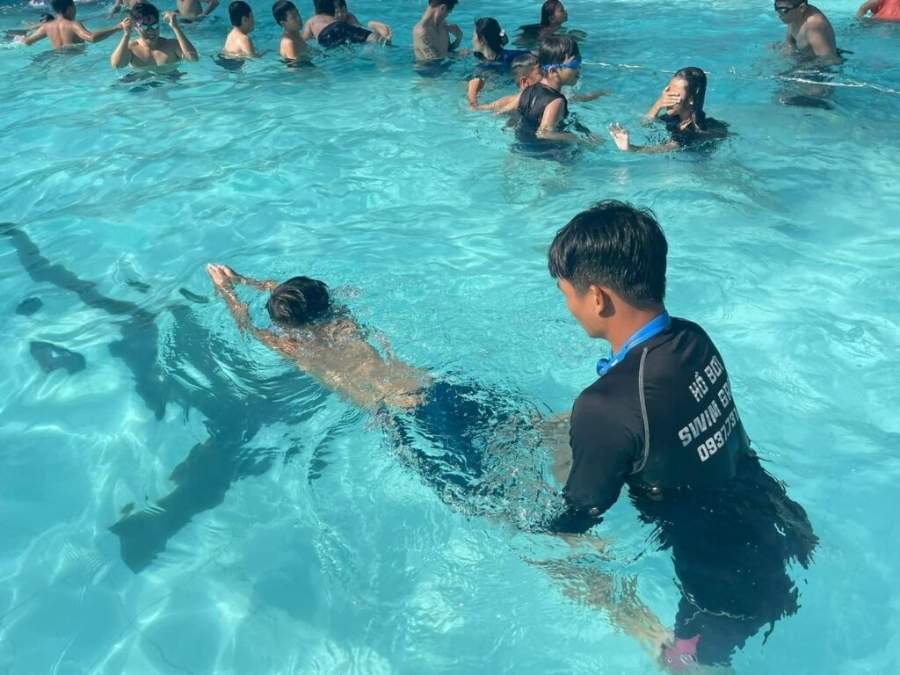 Review hồ bơi Tám Đáng Đồng Nai: Địa chỉ, giá vé, giờ mở cửa Lớp học bơi cơ bản cho người mới bắt đầu tại hồ bơi Tám Đáng (Nguồn: Internet)
